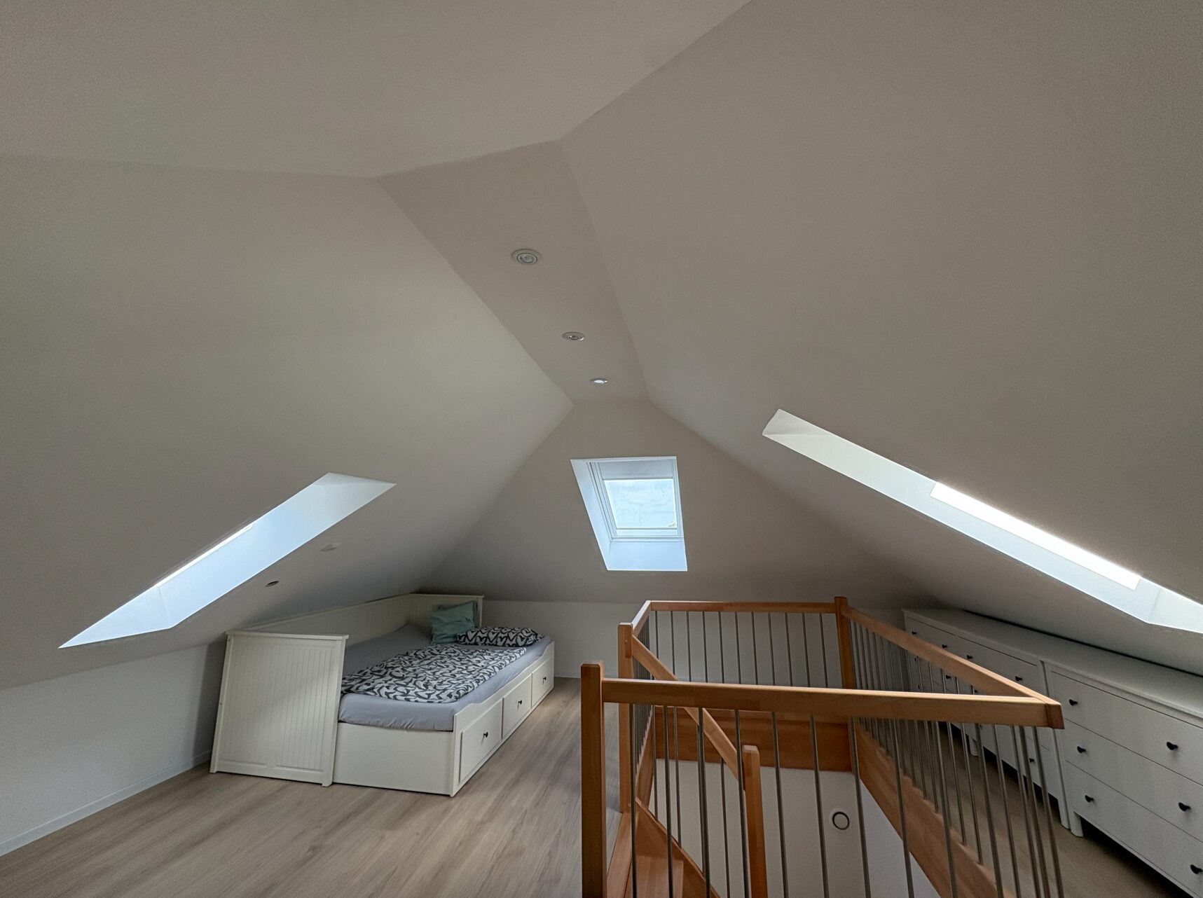 Wohnraum+ – Dachbodenausbau Ausgebauter Dachboden mit Dachfenstern und hochwertigem Innenausbau – Wohnraum+